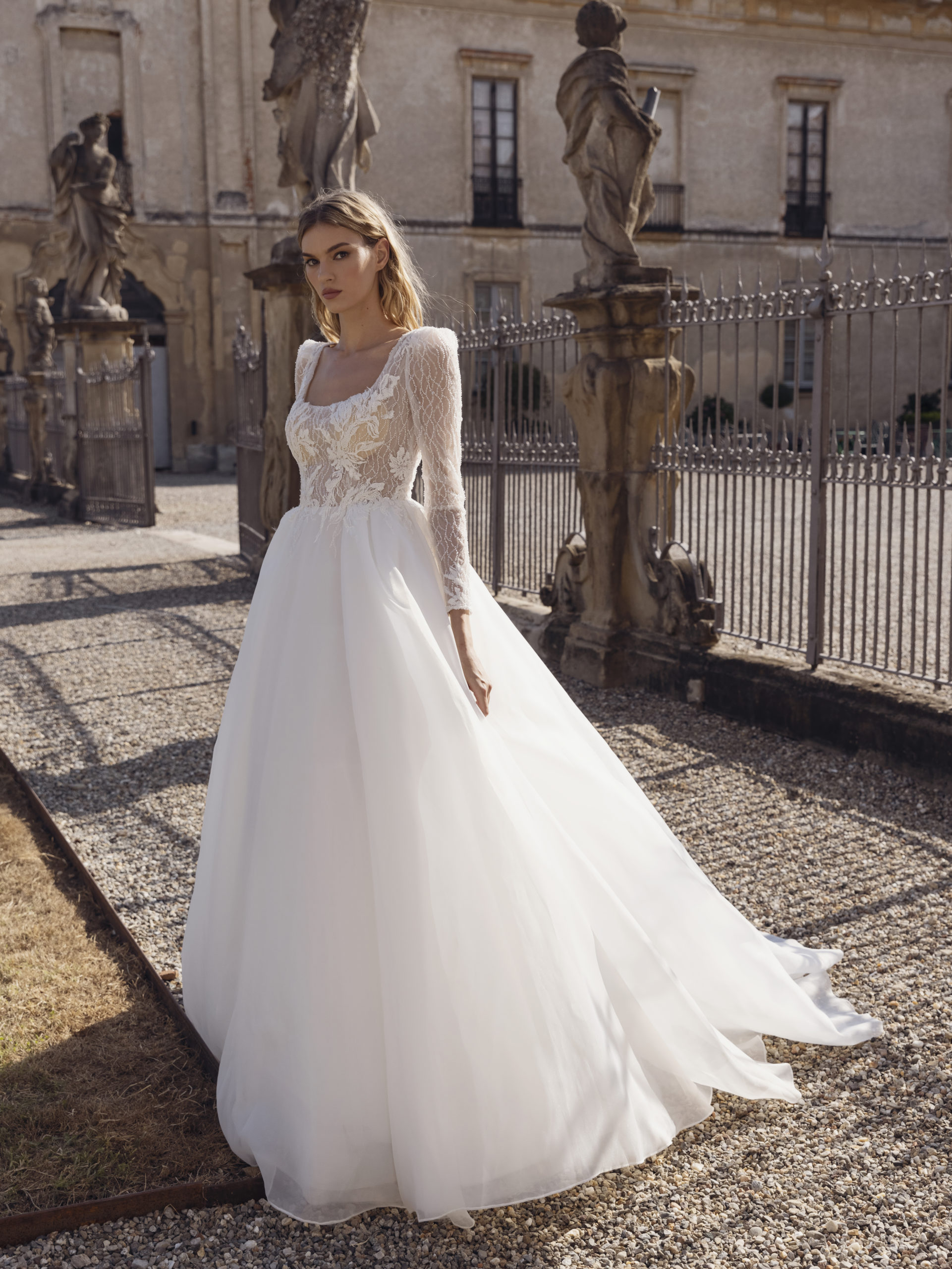 dominiss luxe ukraine créateur robe de mariée geneve mariée mariage 2023 luxe princesse manche organza