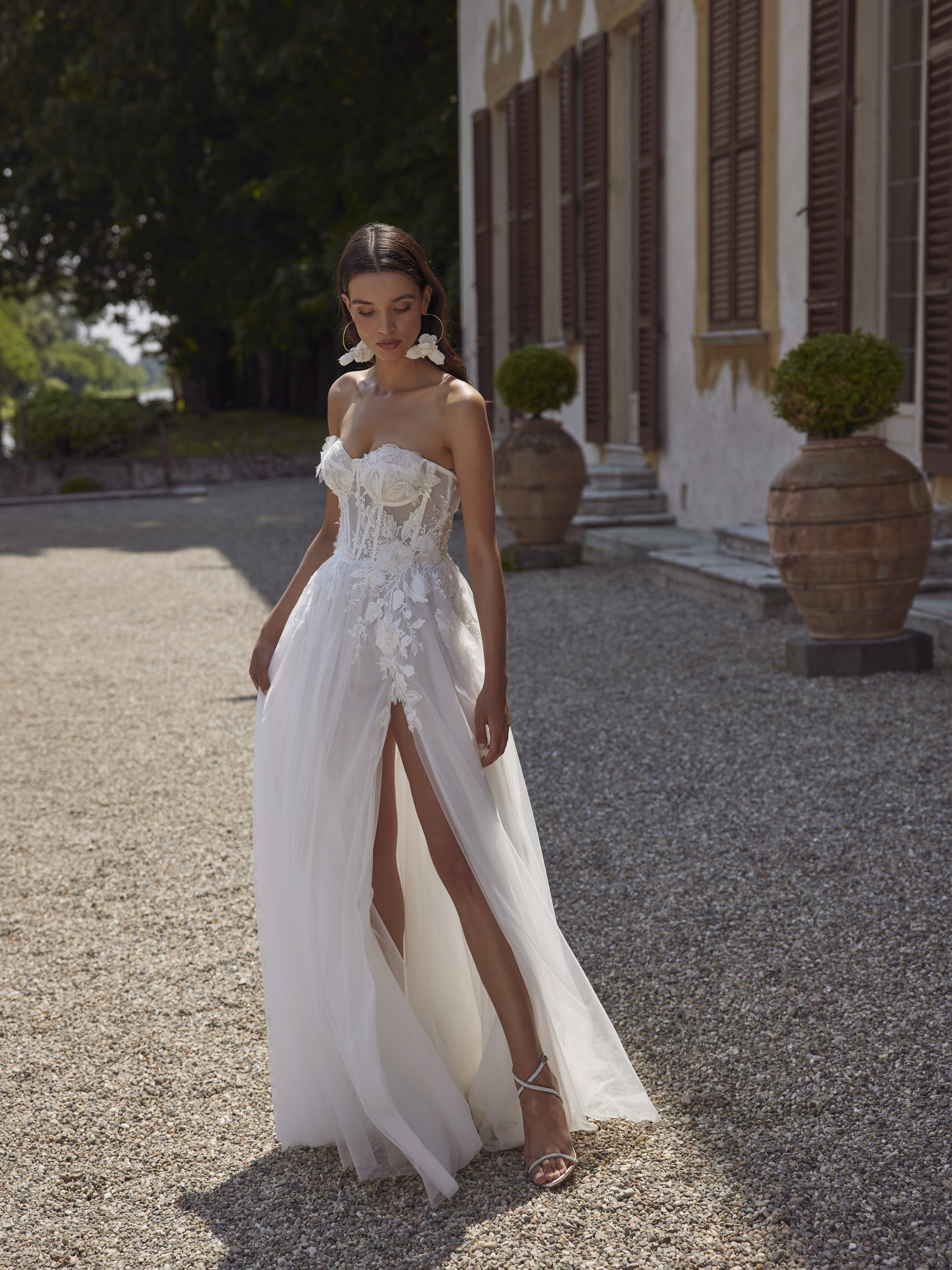 robe de mariée innés dominiss 2024 geneve boutique luxe moderne sexy corset bustier fleurs 3D berta muse by berta