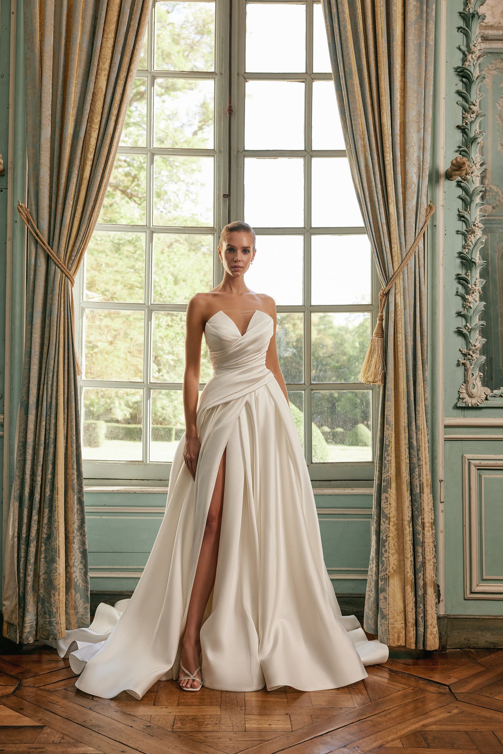 robe de mariée moderne fendue satin asymétrique geneve 2024 luxe