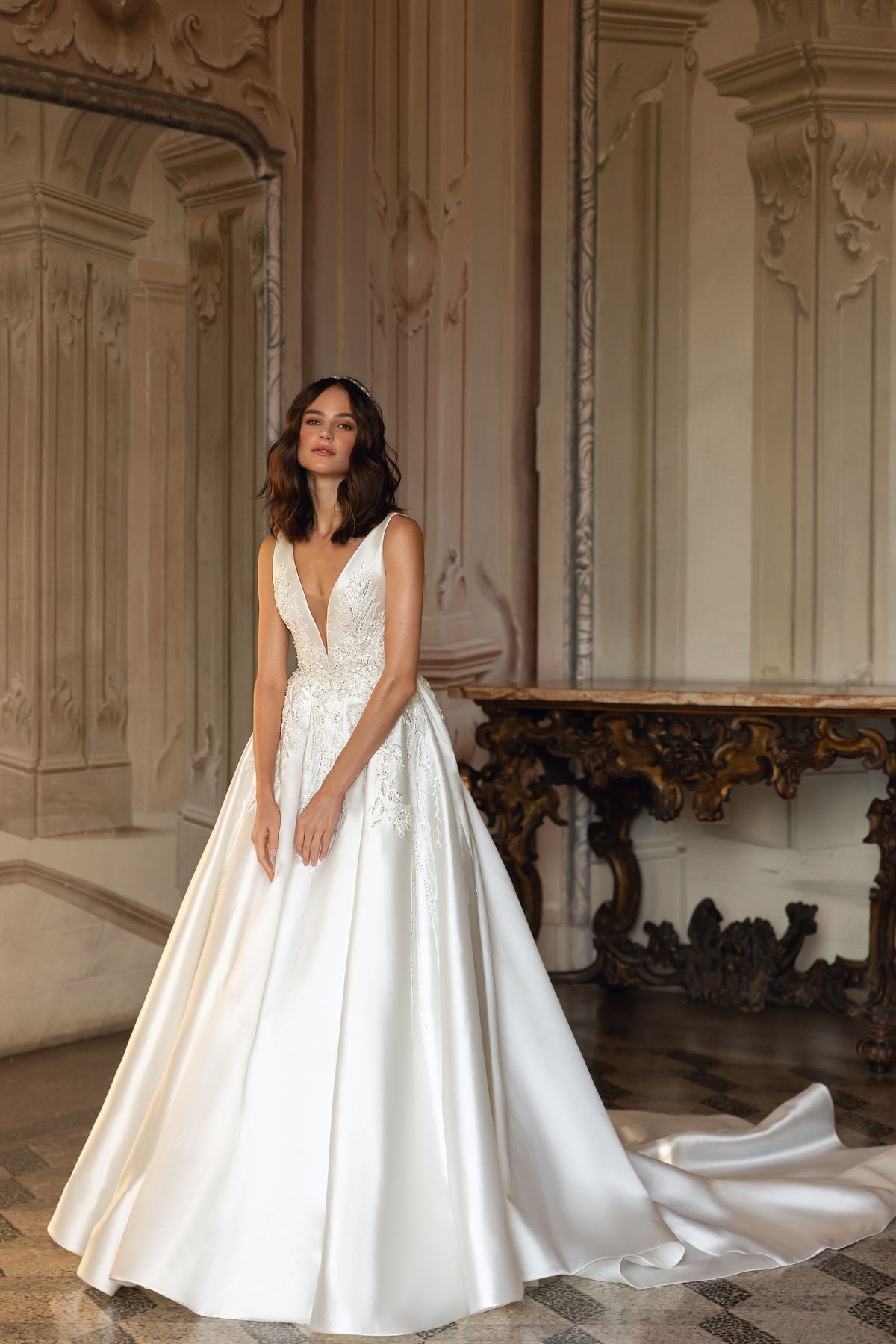robe de mariée geneve collection 2023 blanc satin princesse broderie